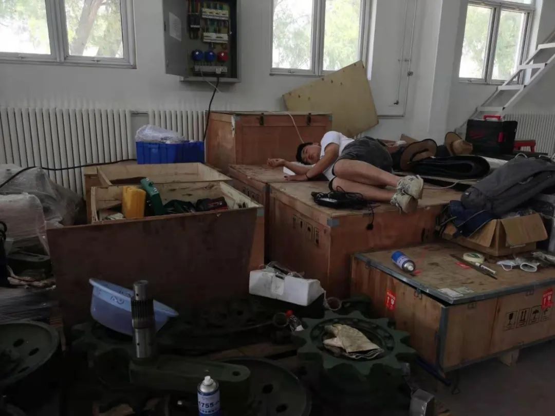 致敬！！！战斗在风沙中的特种装备团队