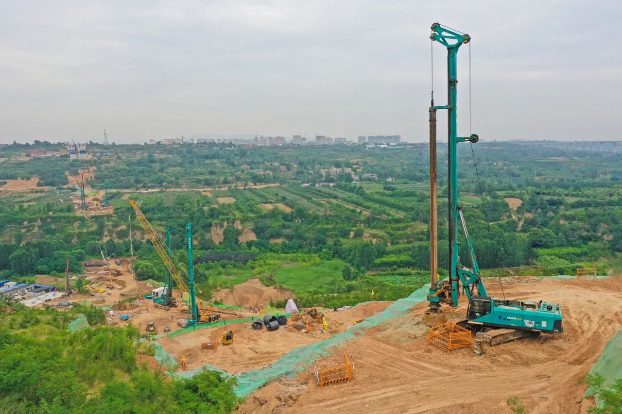 天堑施工，，玉皇阁二号特大桥桩基主力军是鸿运国际智能旋挖钻机 | 百年风华筑漂亮鸿运国际（3）