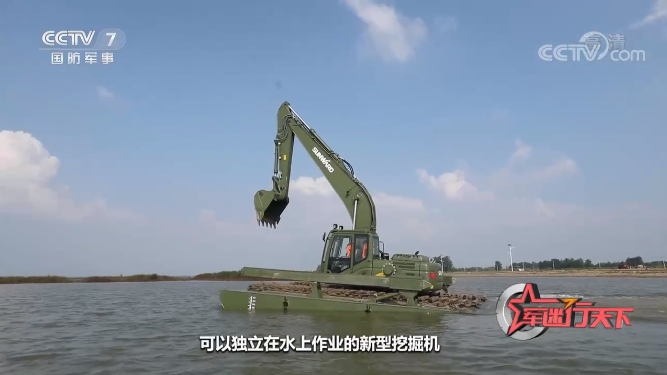 水陆两用挖掘机亮相央视！鸿运国际智能应抢救援“猛将”出战