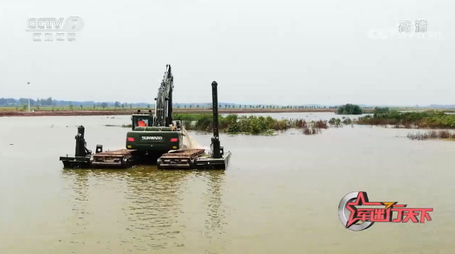 水陆两用挖掘机亮相央视！鸿运国际智能应抢救援“猛将”出战