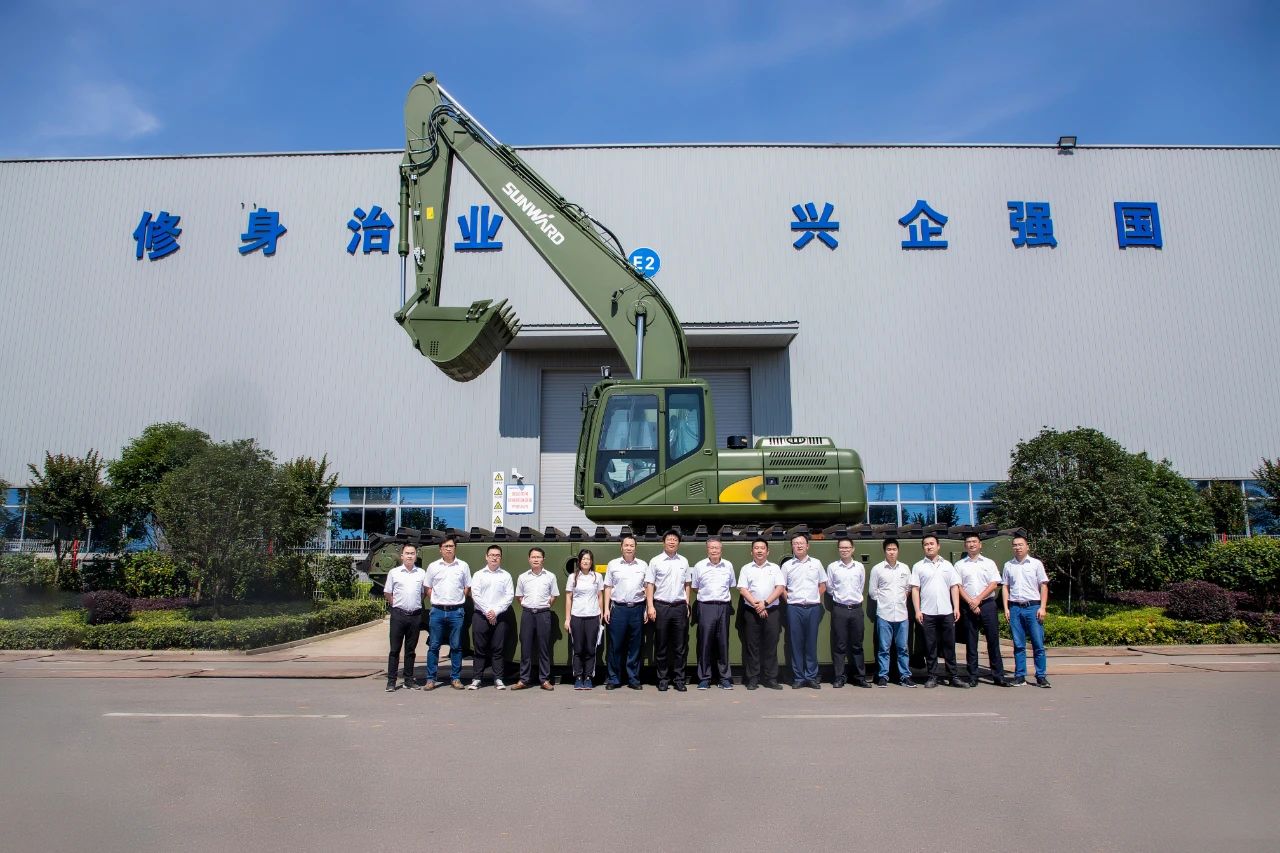 水陆两用挖掘机亮相央视！鸿运国际智能应抢救援“猛将”出战