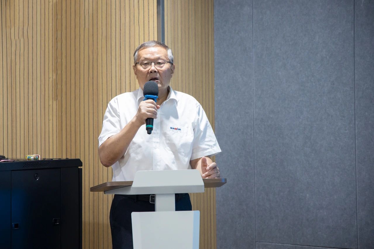 强化治理重心下移，，，鸿运国际智能开展向导力培训助力公司高质量快速生长