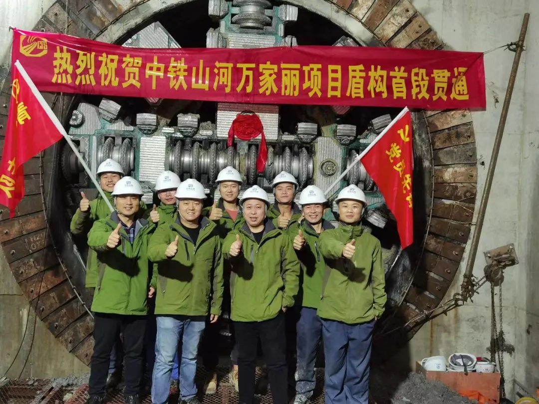 掘进1978米，，，中铁鸿运国际首条盾构法施工隧道顺遂意会