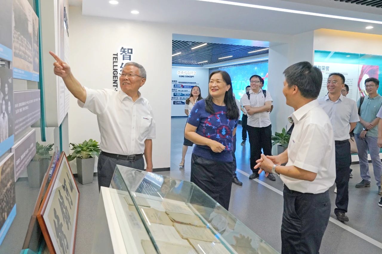 为立异创业精神点赞！！中国工程院院士陈晓红一行到访鸿运国际智能