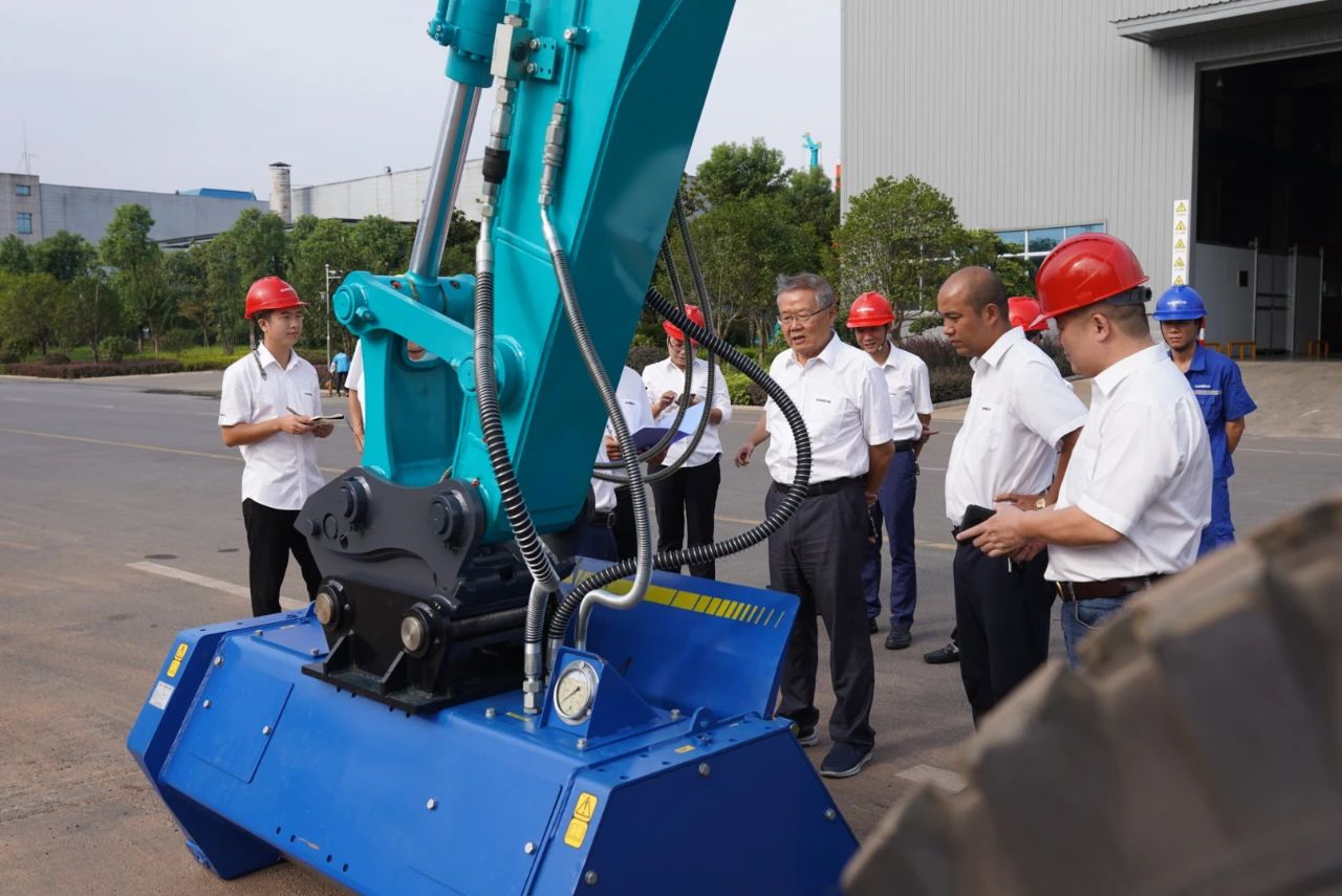 海内首台！鸿运国际智能15吨级轮履两用开带机乐成下线