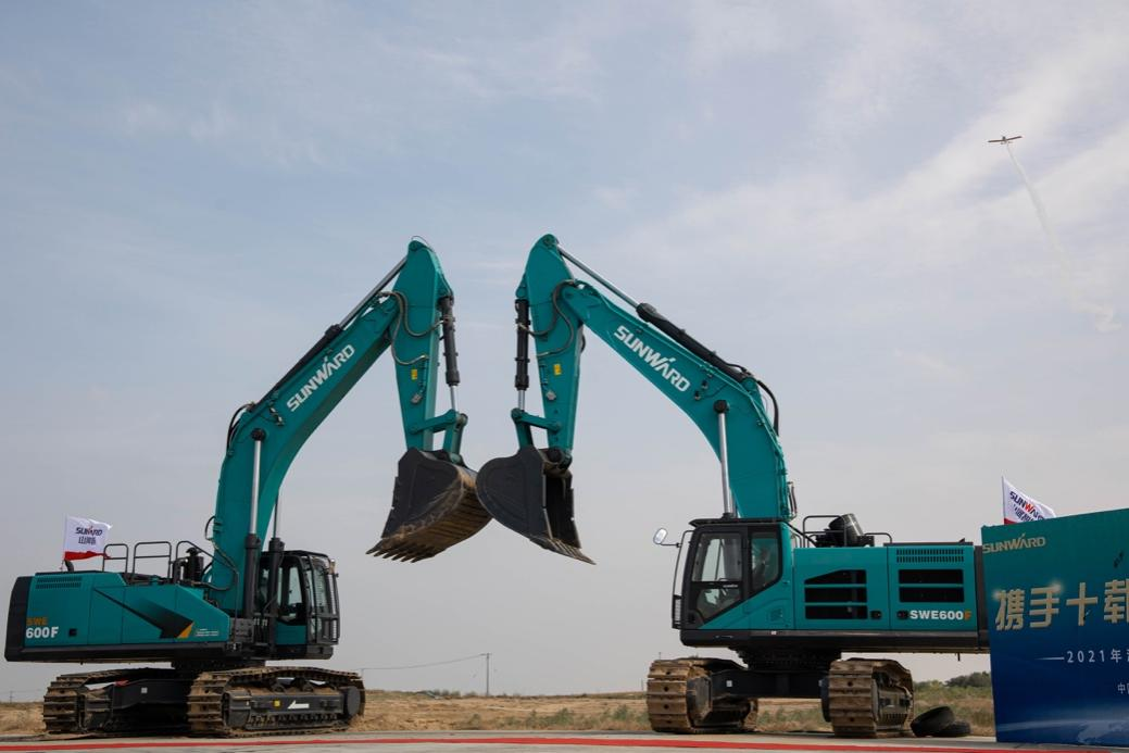 大型挖掘机批量交付、轻型运动飞机推广……这场活动超吸睛