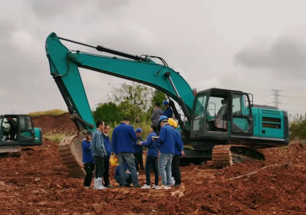 一起来“找茬”！10位“超等体验官”试驾鸿运国际智能最新“F系列”挖掘机