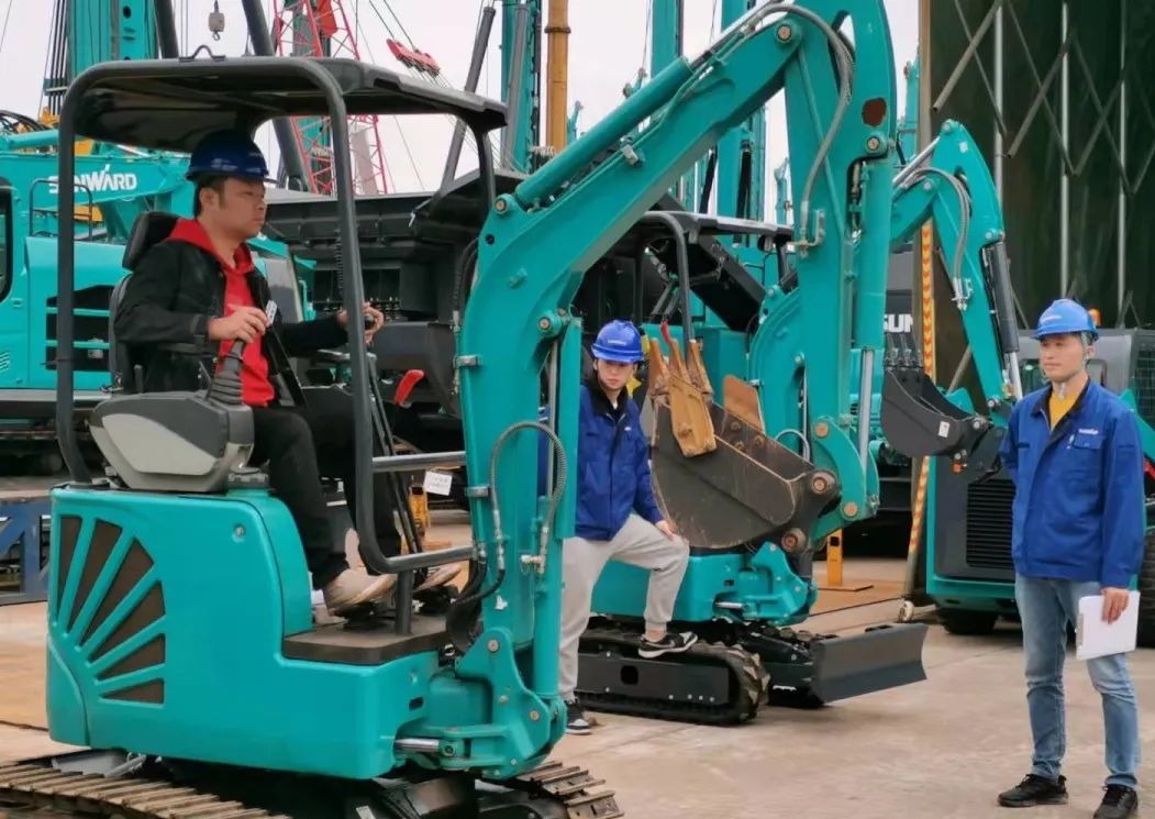 一起来“找茬”！10位“超等体验官”试驾鸿运国际智能最新“F系列”挖掘机