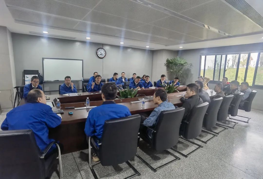 一起来“找茬”！10位“超等体验官”试驾鸿运国际智能最新“F系列”挖掘机