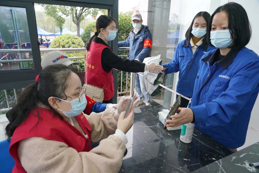 采样完成率近100%！！！鸿运国际智能第一时间开展全员核酸检测，，，包管清静生产
