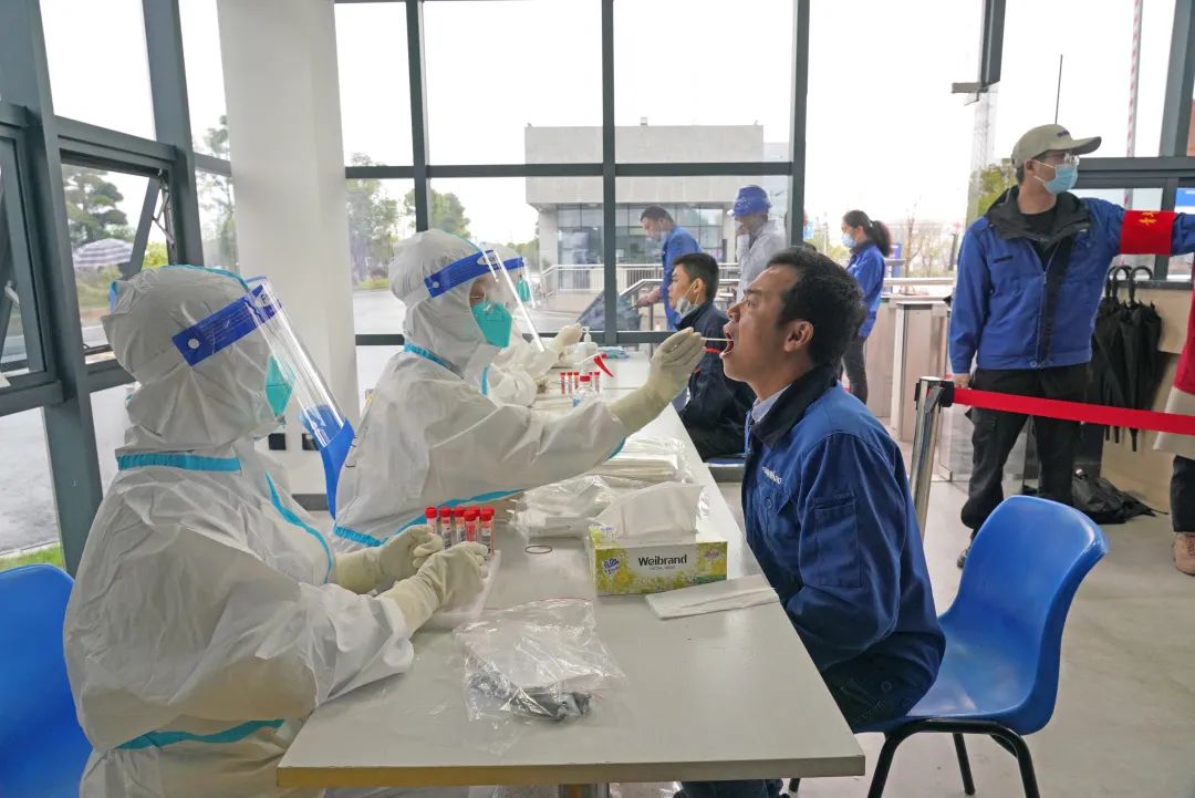 采样完成率近100%！！！鸿运国际智能第一时间开展全员核酸检测，，，包管清静生产