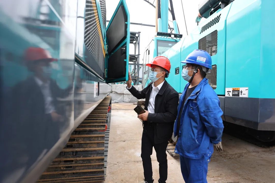 湖南日报：：：先行先试，，，开拓千亿美元新市。。。！！我省首单二手工程机械装备出口报关 鸿运国际智能装备 昨天