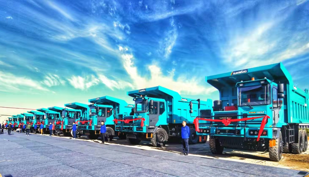 高设置、、、智能化……鸿运国际智能高端定制AT版105吨级宽体矿卡乐成下线