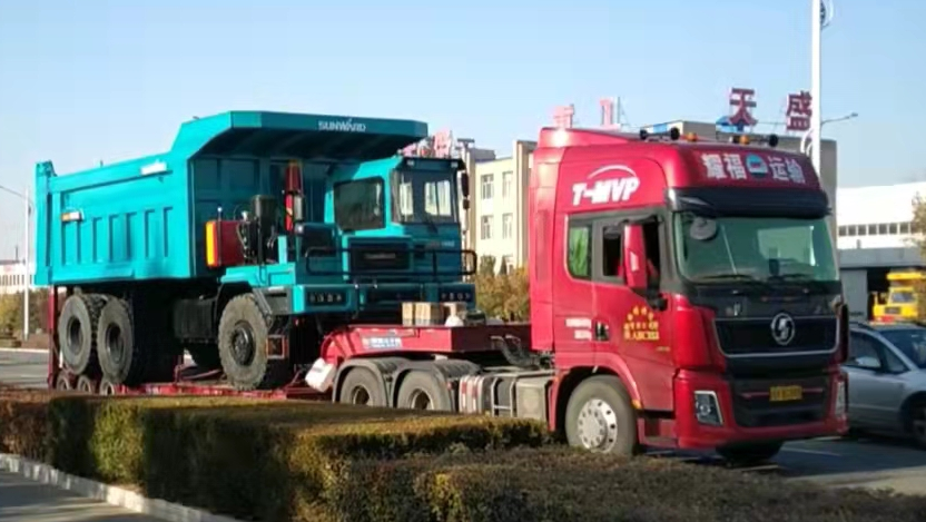 高设置、、、智能化……鸿运国际智能高端定制AT版105吨级宽体矿卡乐成下线