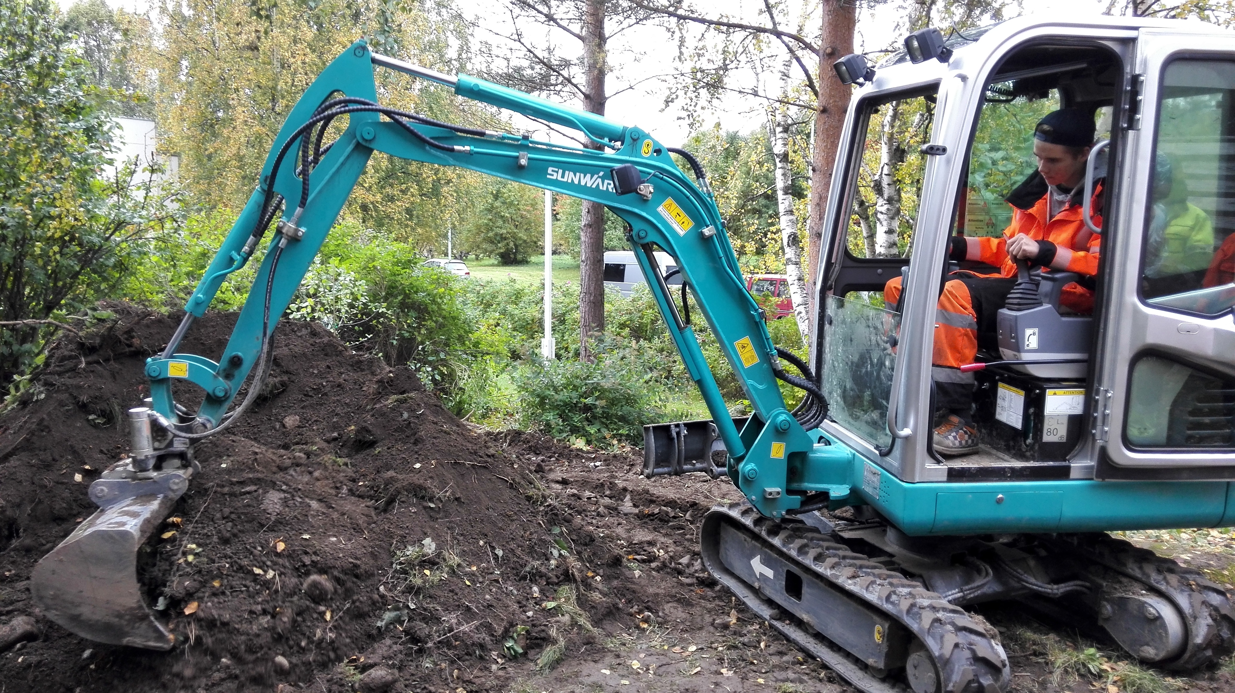 国产小型挖掘机价钱几多钱一台？？