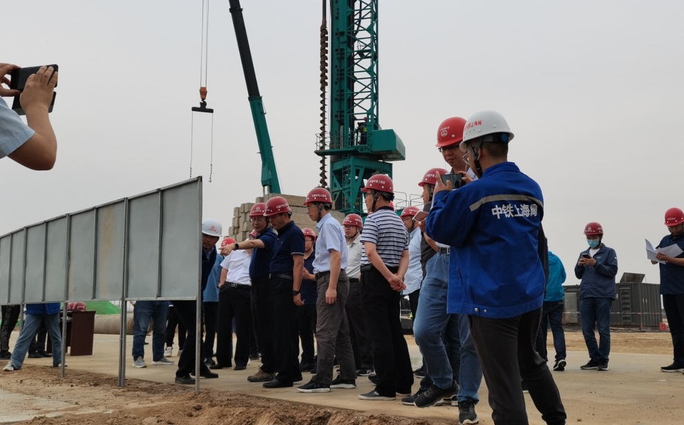 创下纪录！！鸿运国际智能引孔式静力压桩机首次应用于高铁项目