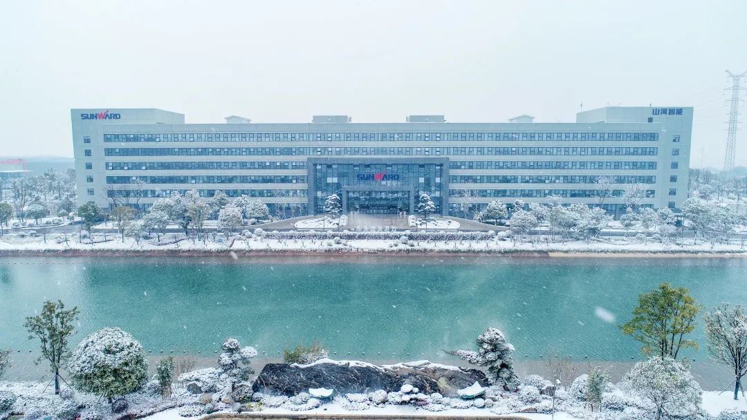 瑞雪兆丰年，，，邀您共赏雪中鸿运国际！