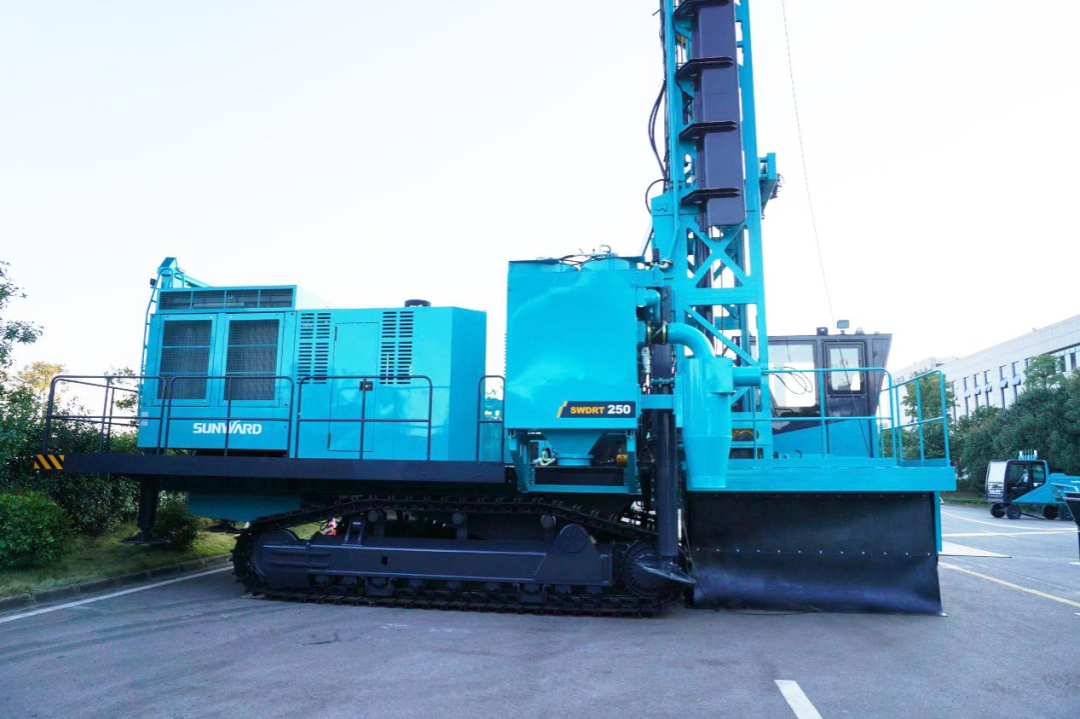 两种钻进模式+更大扭矩！！鸿运国际智能自主研制的全液压牙轮钻机下线