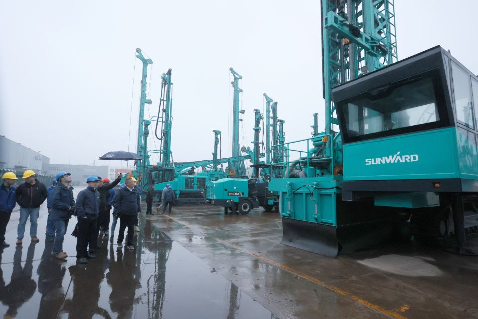 两种钻进模式+更大扭矩！！鸿运国际智能自主研制的全液压牙轮钻机下线