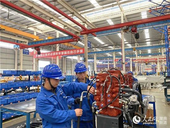 人民网头版头条：：：依附先导式立异，鸿运国际智能让“中国制造”成为高质量的代名词