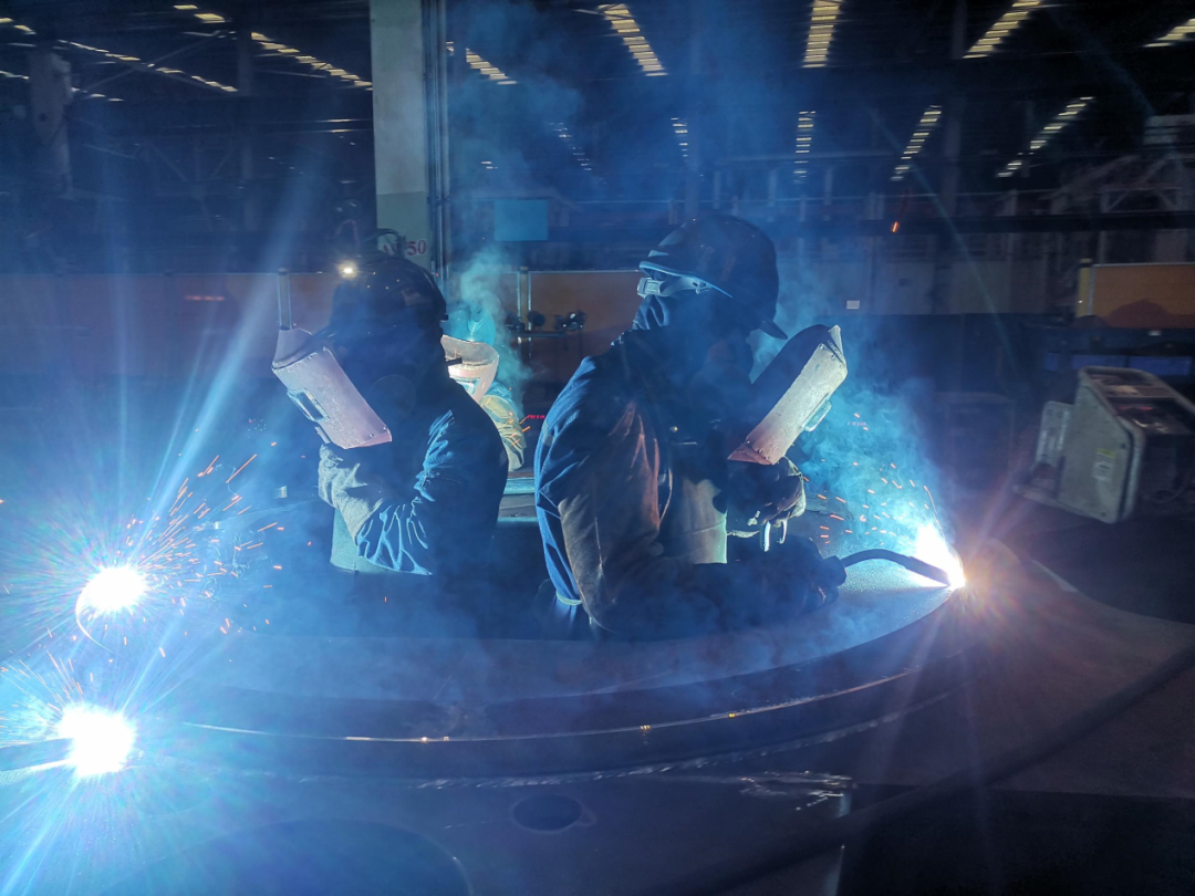 鸿运国际匠心 | 一把焊枪“点亮”绚烂人生