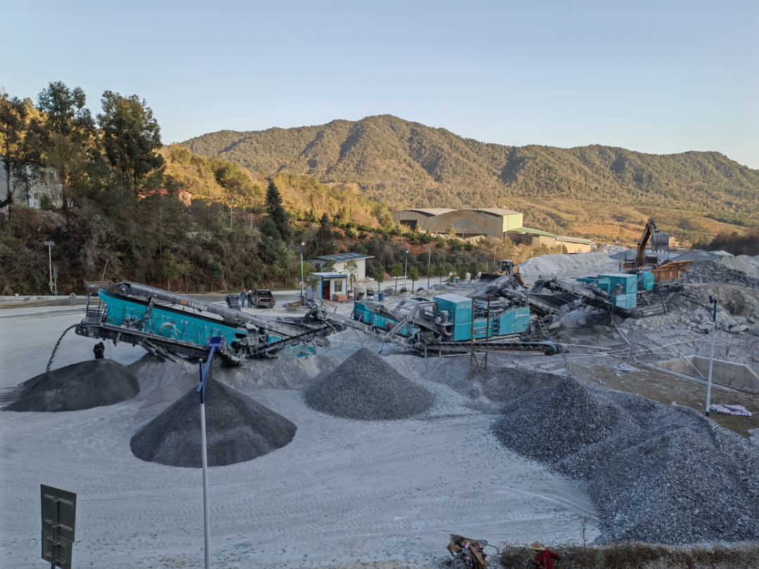 高性能+优服务！！鸿运国际普石勒移动破碎筛分成套装备“重拳出击”
