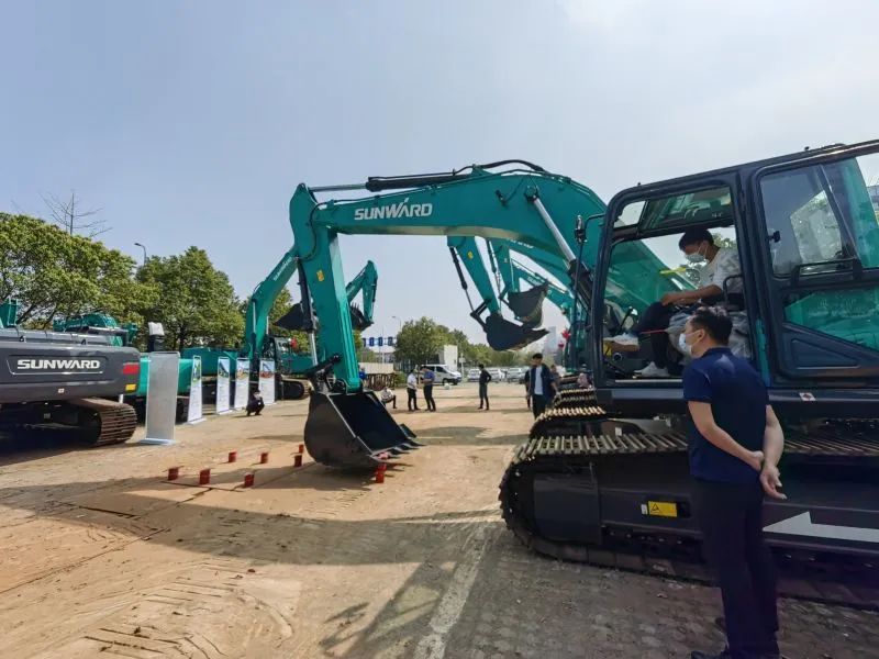 再现交机热潮！！！鸿运国际智能中大挖持续向市场进军