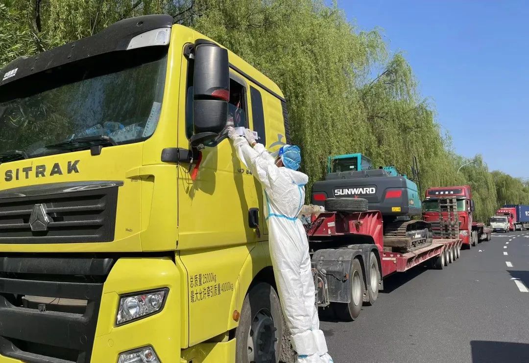 防疫、、交机两手抓！鸿运国际智能挖掘机顺遂交付获好评