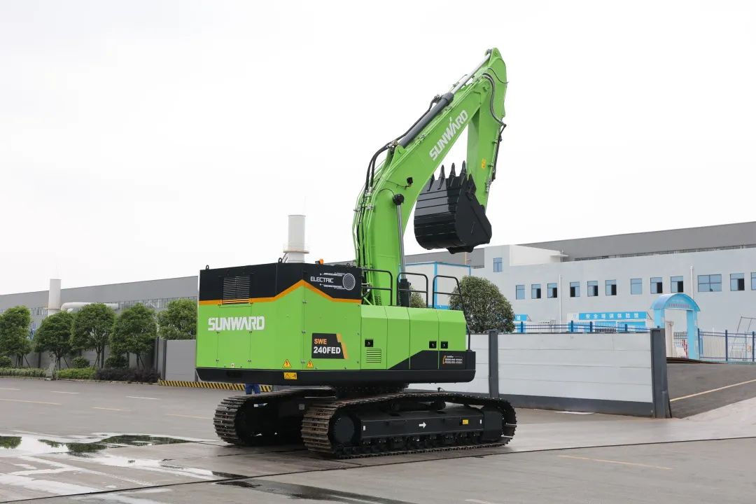 征战川藏铁路！鸿运国际智能新一代电动挖掘机乐成交付