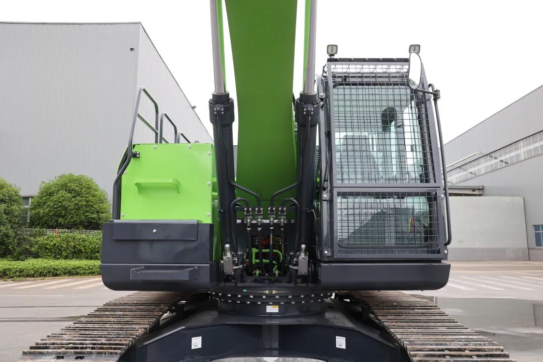 征战川藏铁路！鸿运国际智能新一代电动挖掘机乐成交付