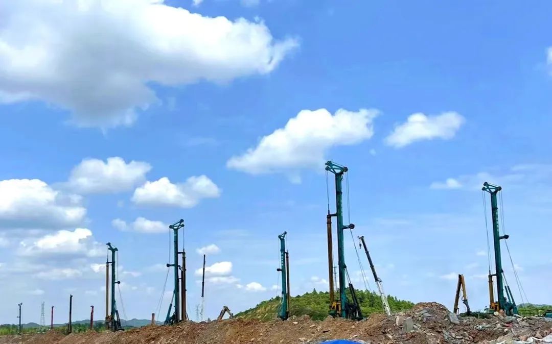 打桩“神器”再露锋芒！！鸿运国际智能旋挖钻机助力贵阳贵安新区负极质料项目加速建设