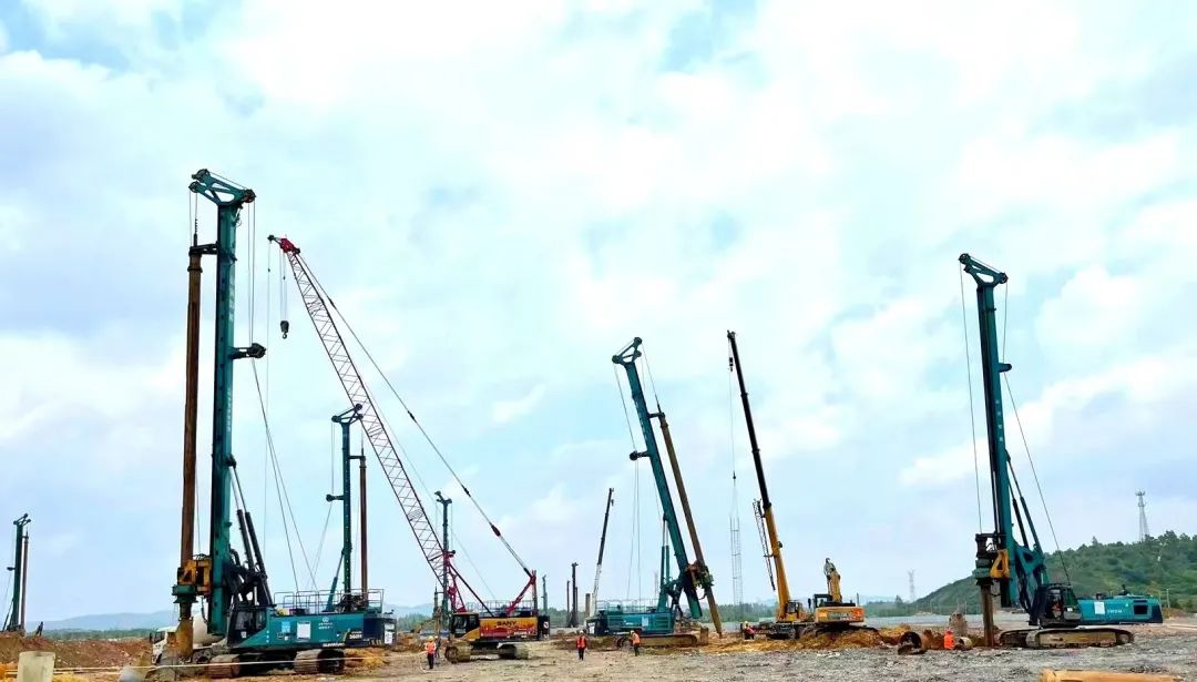 打桩“神器”再露锋芒！！鸿运国际智能旋挖钻机助力贵阳贵安新区负极质料项目加速建设