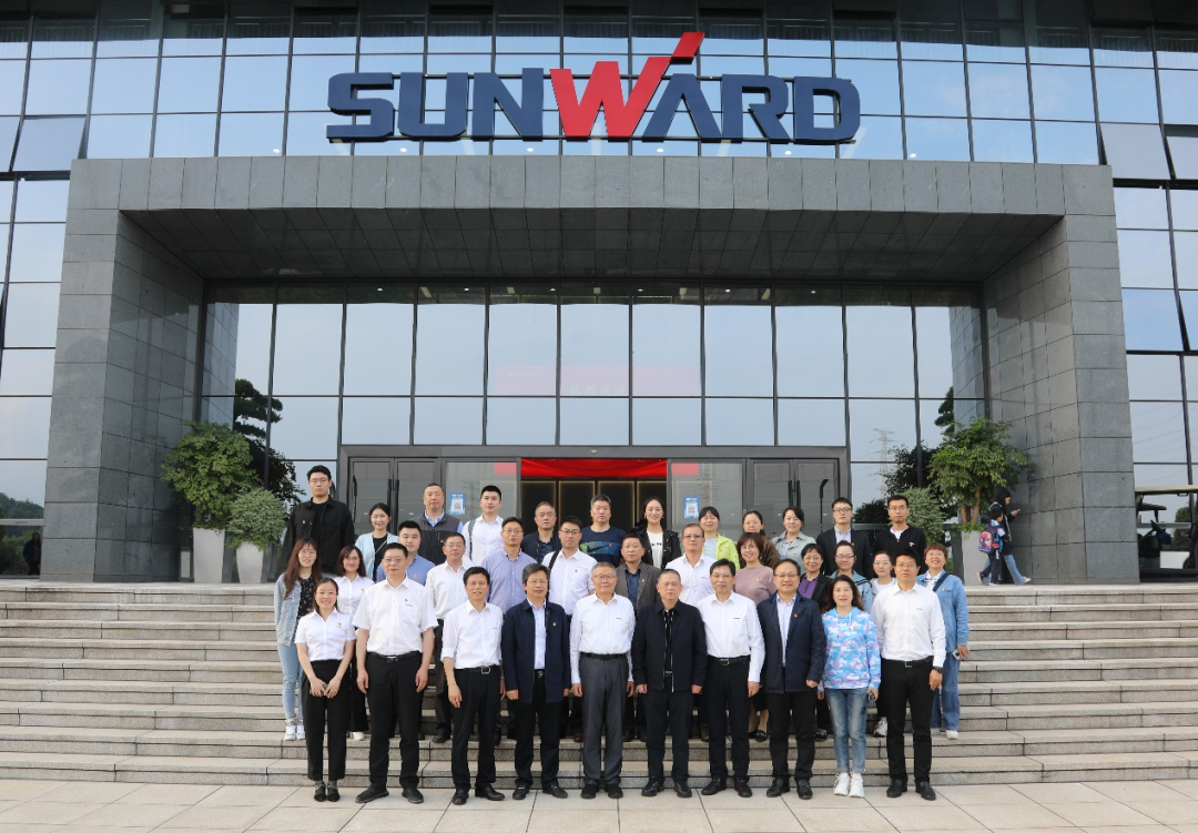 中南大学副校长郭学益率科学研究部一行调研鸿运国际智能