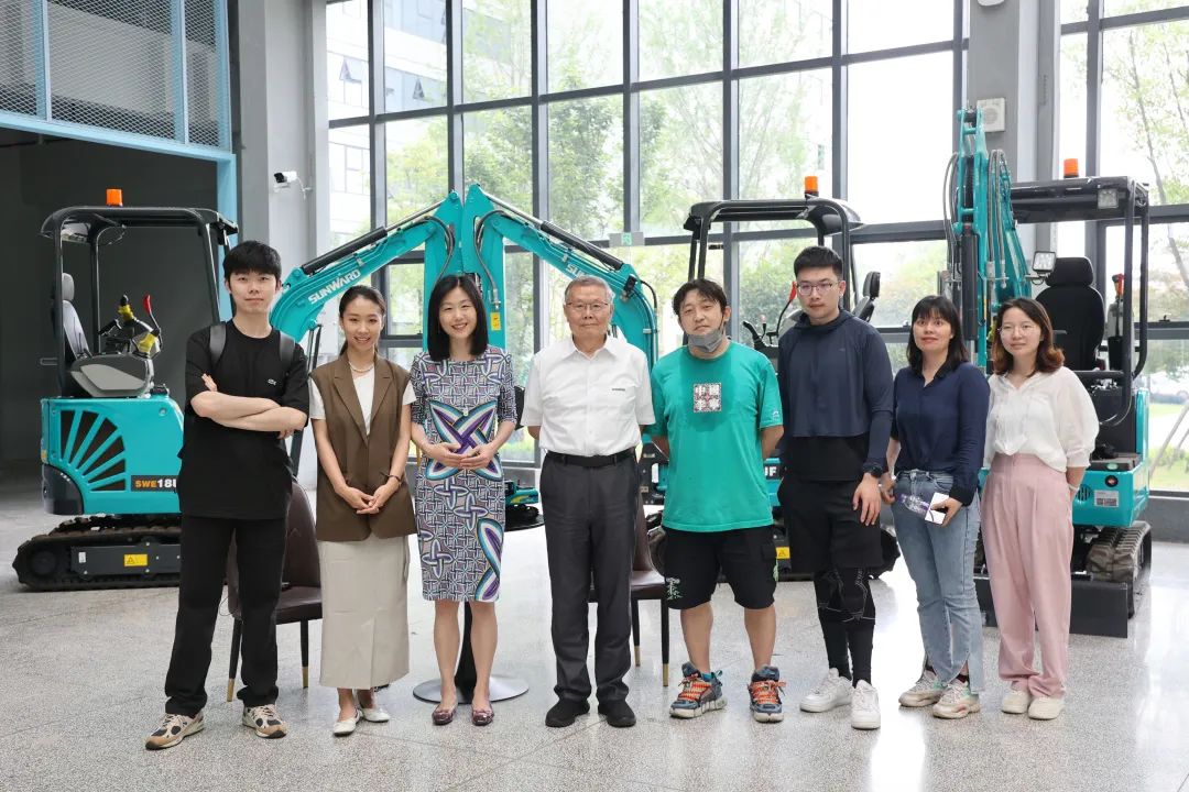 CGTN探厂！专访鸿运国际智能董事长、、首席专家何清华花絮来了