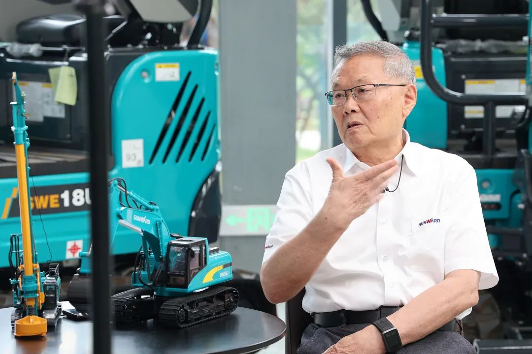 CGTN探厂！专访鸿运国际智能董事长、、首席专家何清华花絮来了