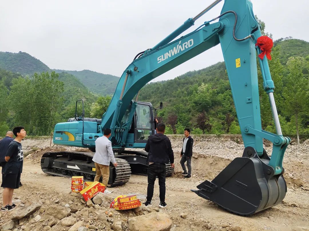 三员鸿运国际挖机“悍将”收服“铁粉”一枚，，，凭什么？？？