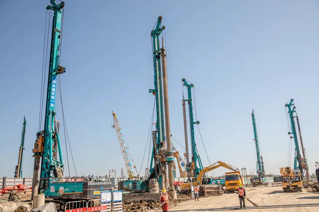“鸿运国际绿”再现大湾区！鸿运国际智能旋挖钻机组团助建广州白云机场项目