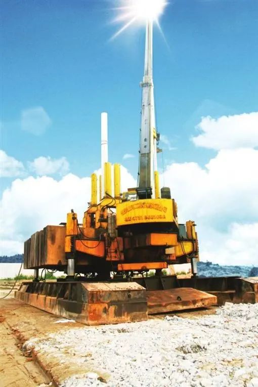 何清华在第二十四届中国科协年会作主旨报告：：制造业高地源自系统