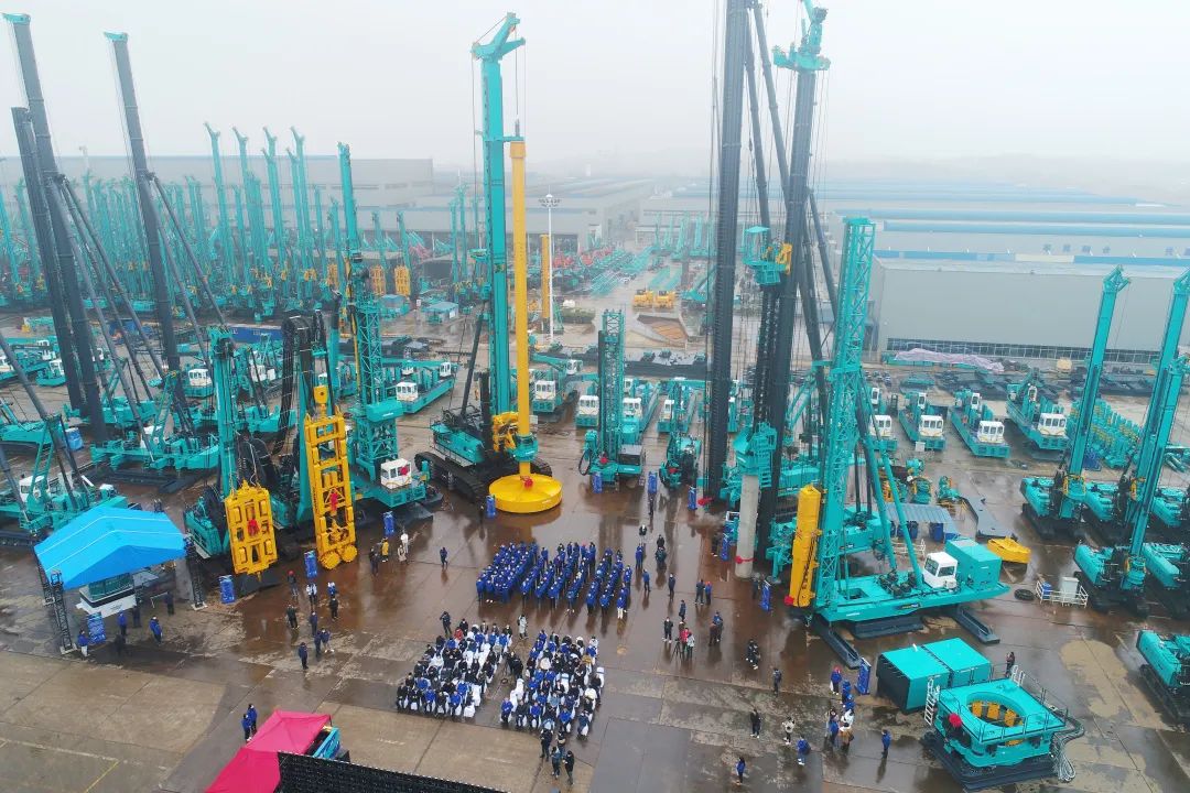 何清华在第二十四届中国科协年会作主旨报告：：制造业高地源自系统