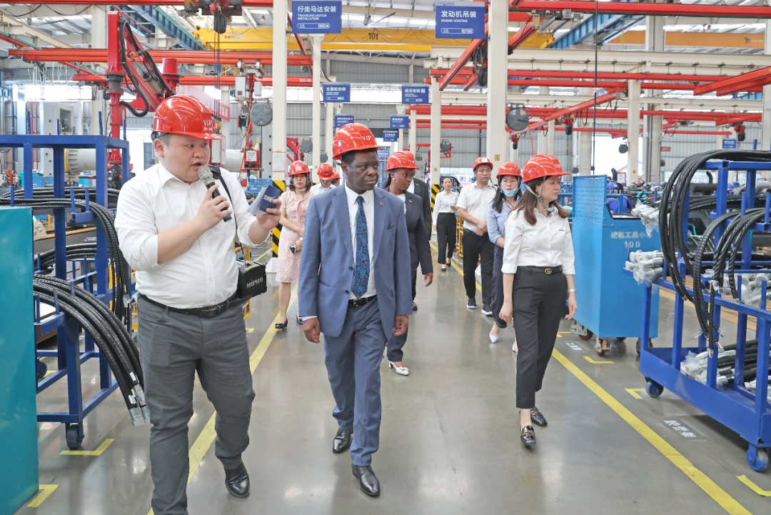 马拉维大使一行考察鸿运国际智能