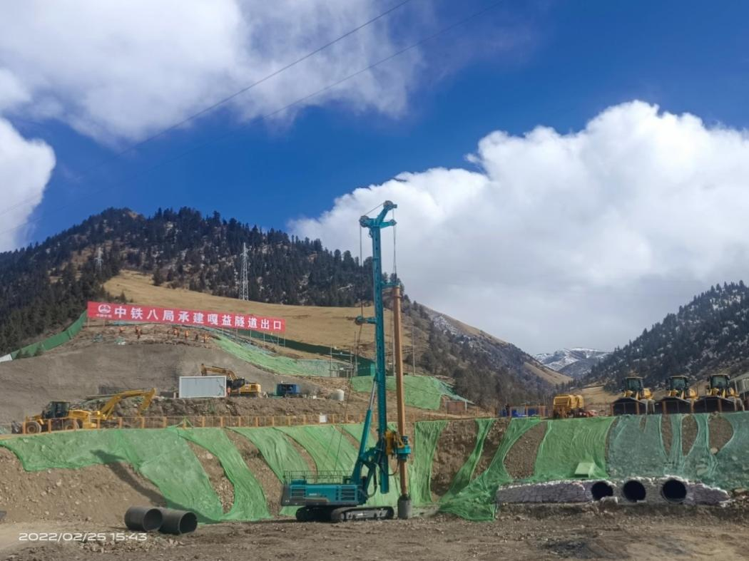 决战“天下之巅”！！鸿运国际智能旋挖钻机实力助建川藏铁路