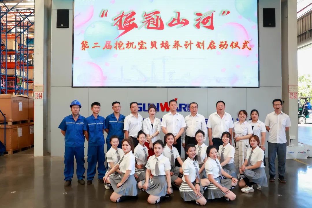 又酷又辣又炫！！！鸿运国际智能第二届挖机废物来了