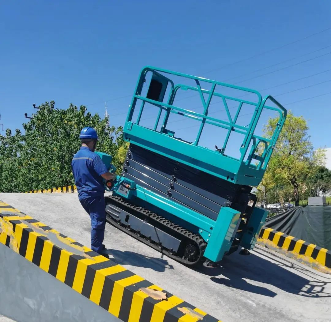 加速电动化产品结构，，，鸿运国际智能第一款履带剪叉式高空作业平台来了！