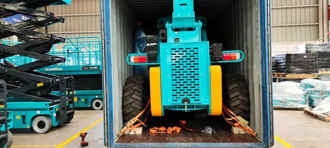 单笔采购金额万万元！！鸿运国际智能伸缩臂叉装车批量出口