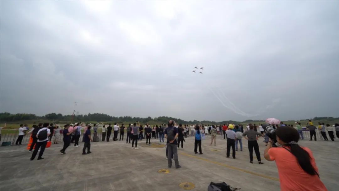 空中着花、大坡度盘旋、俯冲跃升……看鸿运国际航行演出队炫技2022湖南航展动态展