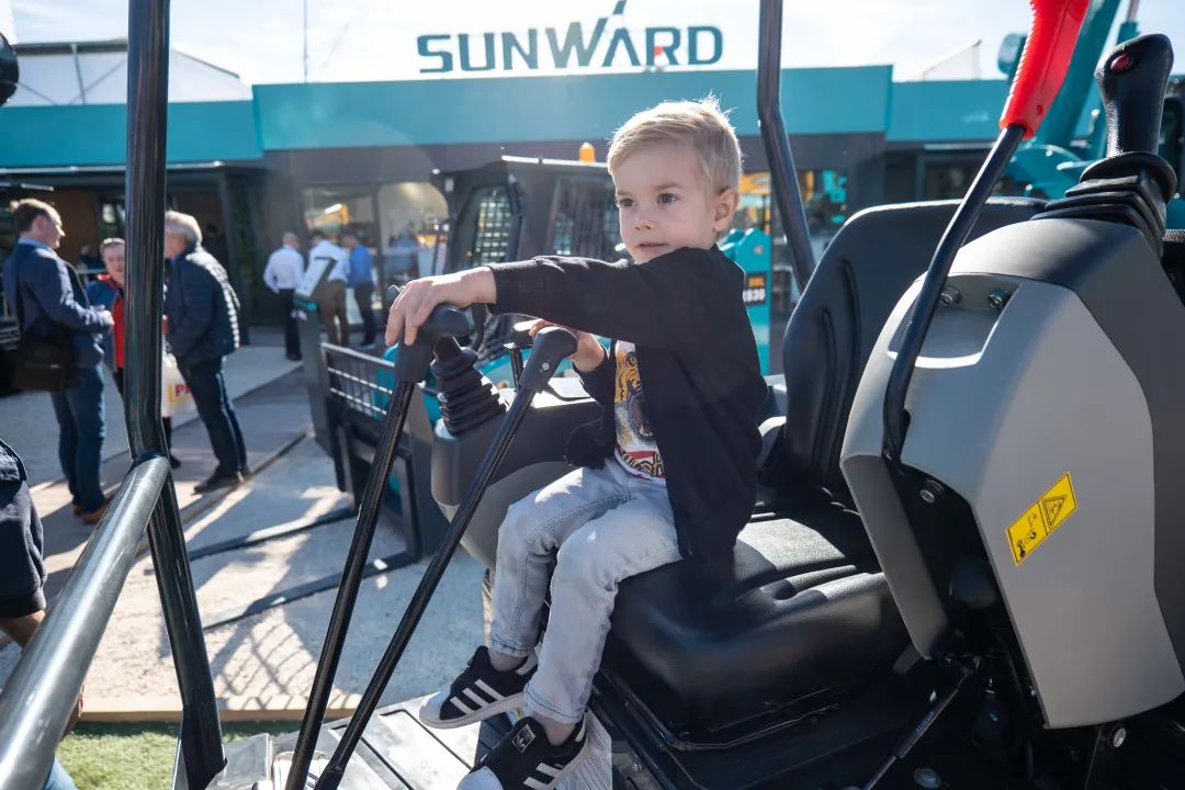 Bauma 2022 | 一组火热现场图带您重温鸿运国际智能德国宝马展之旅