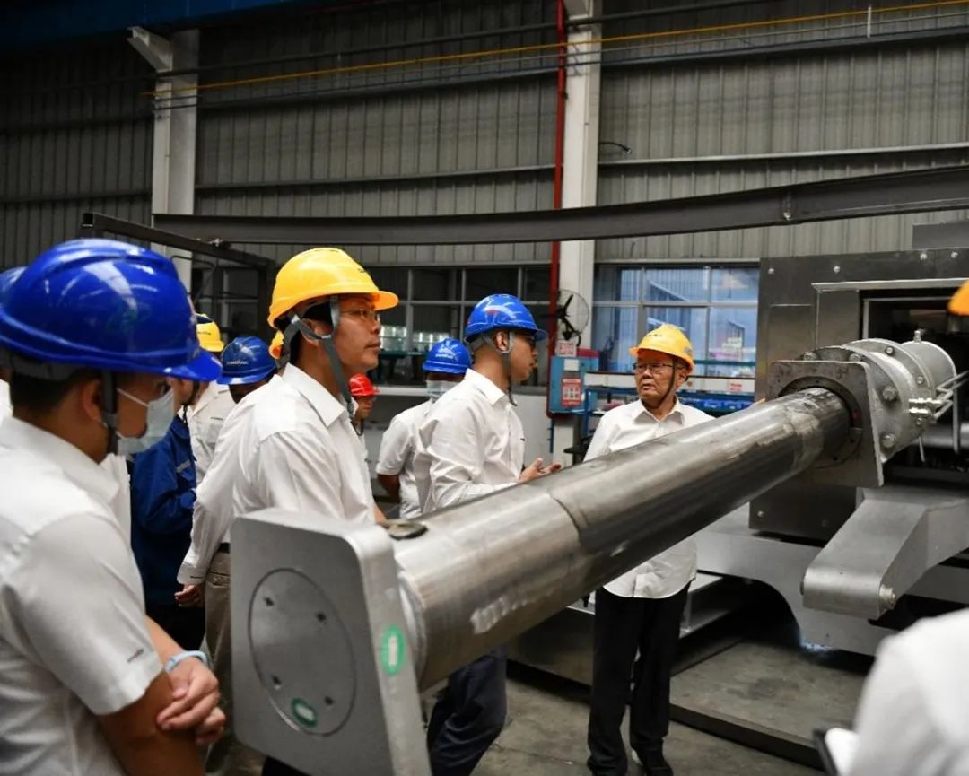 “王炸”！！鸿运国际特装全自动捣炉车乐成下线