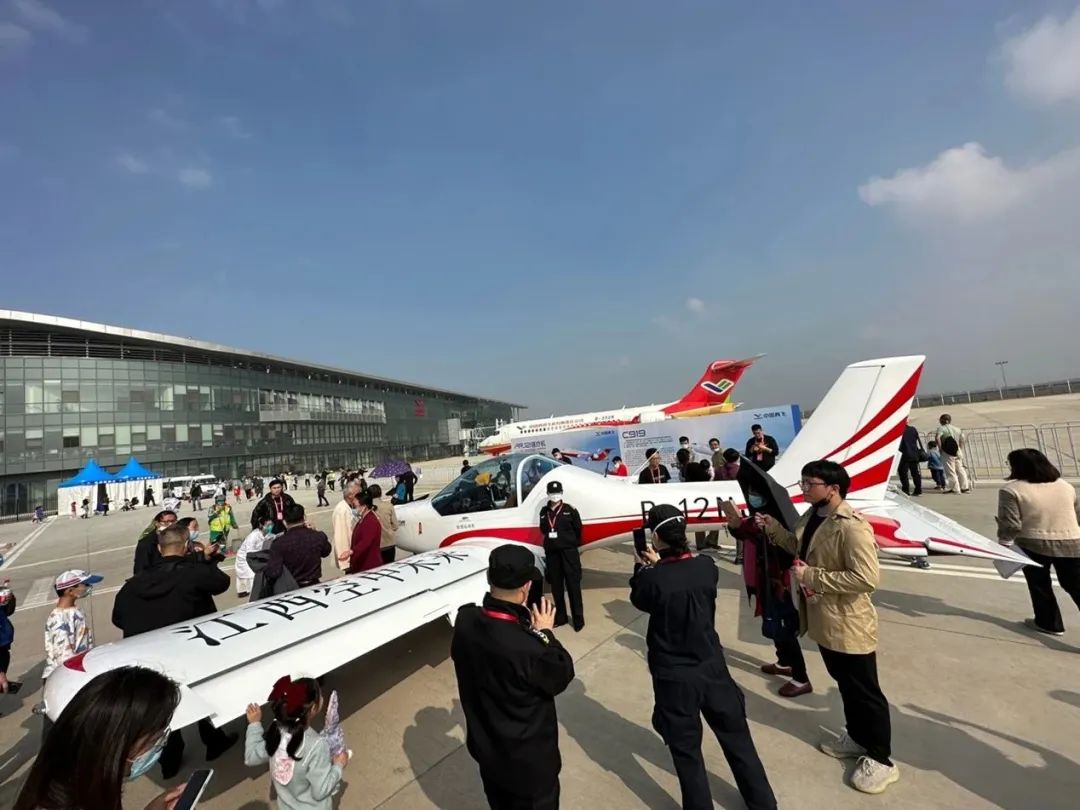 逆势飞翔！！鸿运国际航空携手相助同伴亮相2022南昌航行大会