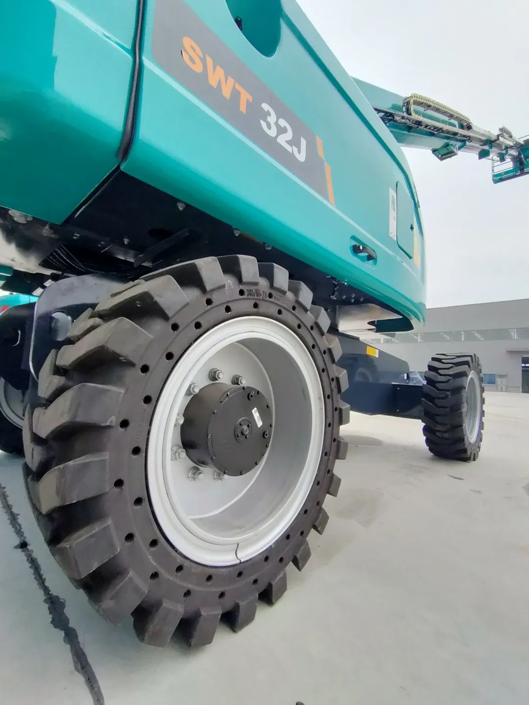 无需扩桥！！鸿运国际智能国四款32米直臂式高空作业平台乐成下线