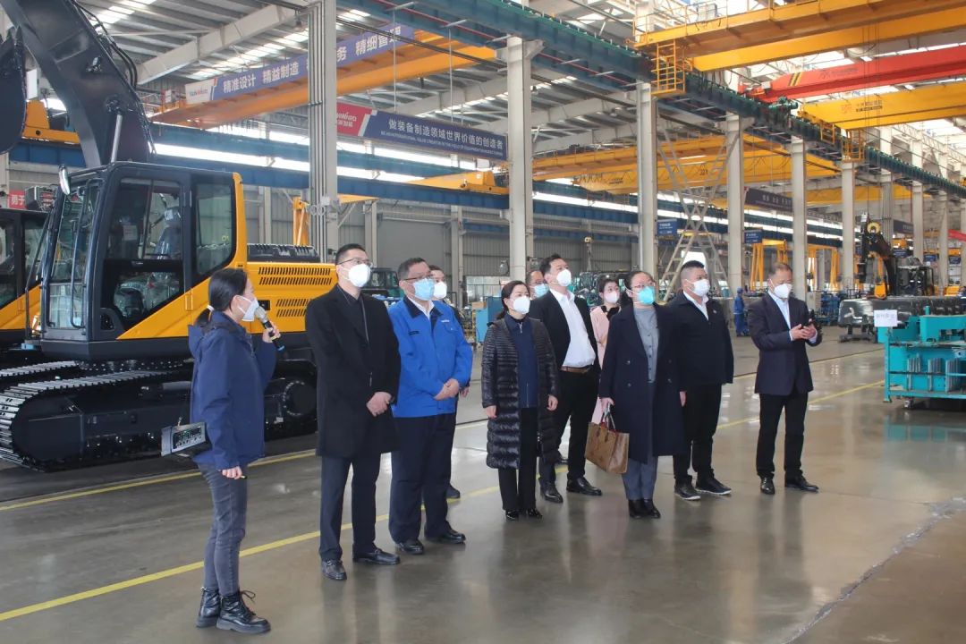 五粮液集团工会主席郭叙雷带队赴鸿运国际智能考察交流